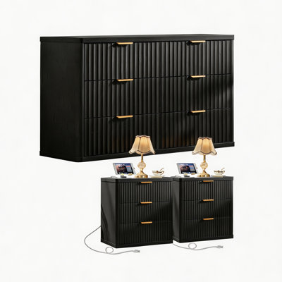 Ensemble de 3 meubles de chambre modernes en bois, comprenant une commode cannelée et des tables de chevet. Commode à 6 tiroirs de 122 cm et tables de chevet de 58 cm avec station de recharge.