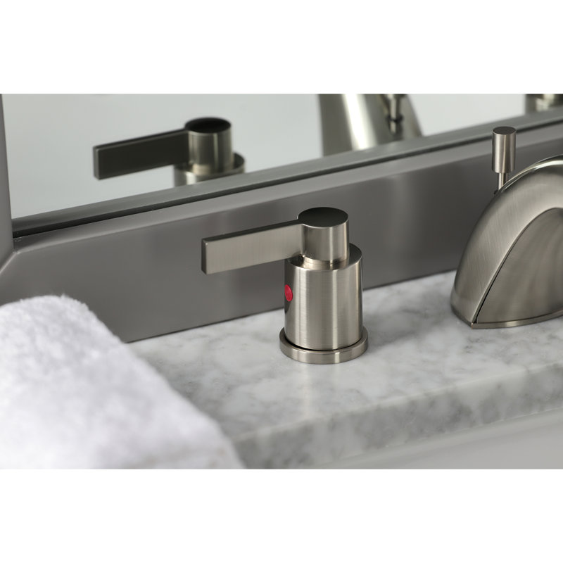 Robinet de salle de bain espacé à deux poignées à 3 poignées et fixation sur le comptoir Kingston, Nickel brossé