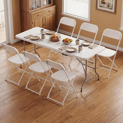 Installation complète tout-en-un: Comprend une table pliante et des chaises assorties pour créer instantanément un coin salon confortable pour les repas, les événements et les rassemblements.