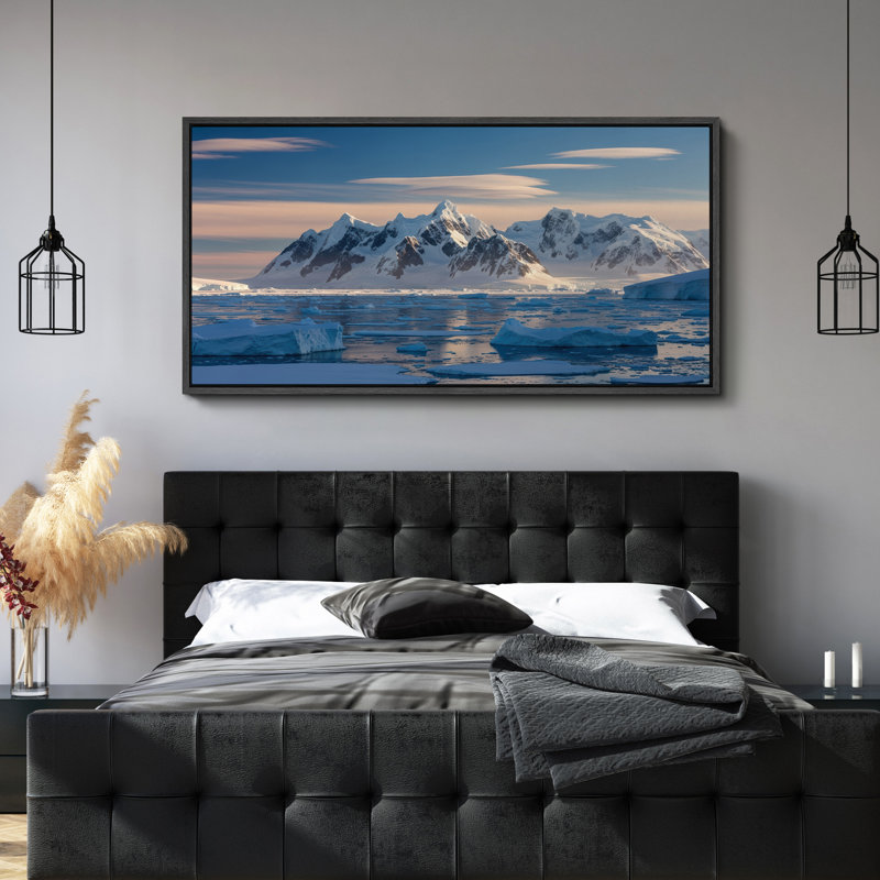 «Snow-Capped Mountains and Floating Icebergs», art mural sur toile - Photographie de paysage polaire majestueux pour un intérieur moderne ou d'inspiration côtière