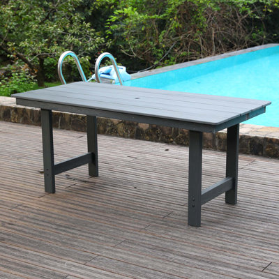 Table de salle à manger en PEHD pour l'extérieur avec trou pour parasol