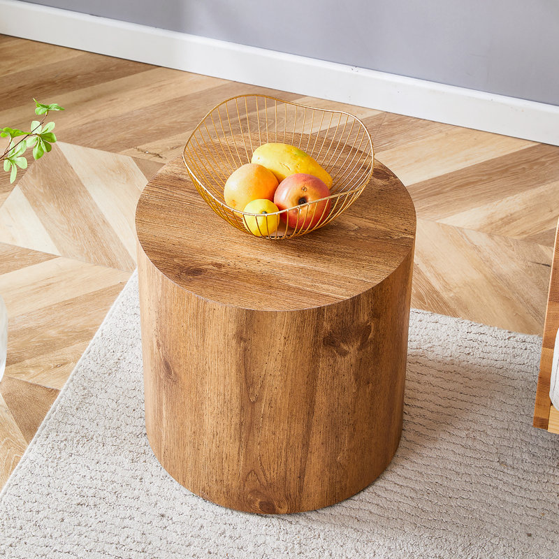 La table cylindrique avec sa conception à motif peut être facilement intégrée