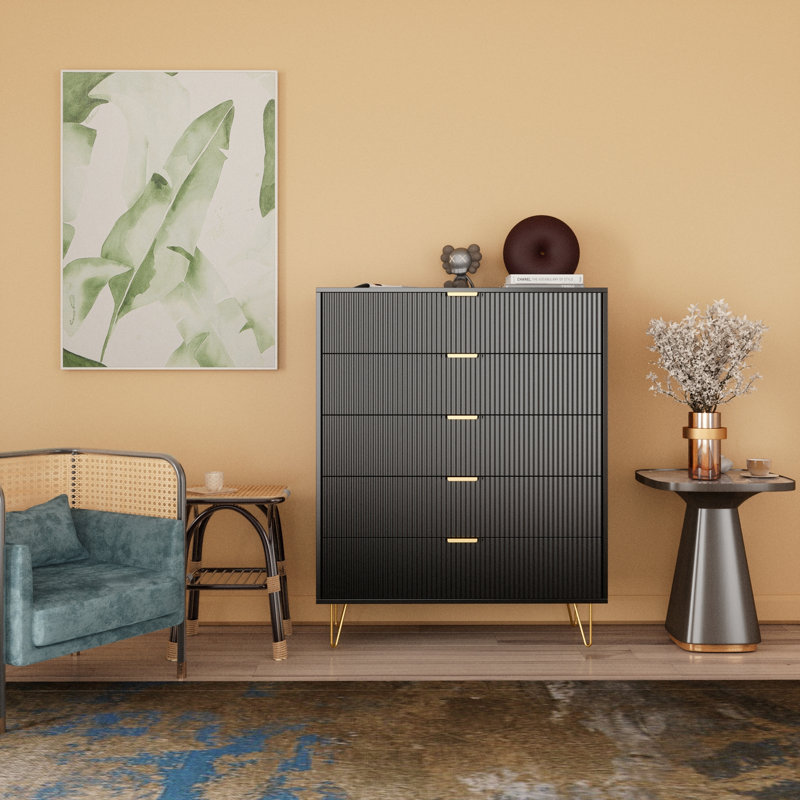  Commode 5 tiroirs en bois aggloméré avec pieds et poignées en métal doré. (Noir)