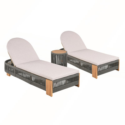 Mobilier d'extérieur près de la piscine