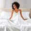 4 draps de luxe en satin blanc simple - froissé, texture lisse et confortable, convient aux matelas de 16 po, 1 drap plat, taies d'oreiller ajustées, réduit la casse des cheveux, sensation de cuir chevelu sec, rugosité