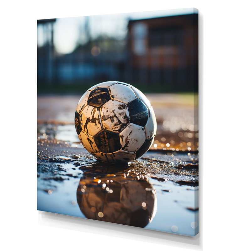 Klothildis soccer ball of shadows II sur toile, H 44 po x l 34 po x P 1,5 po, Toile tendue
