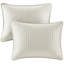 Couette 3 pièces couleur crème, format grand lit/queen, en microfibre et coton réversible pour des nuits paisibles et un confort optimal. Garnie de coton.