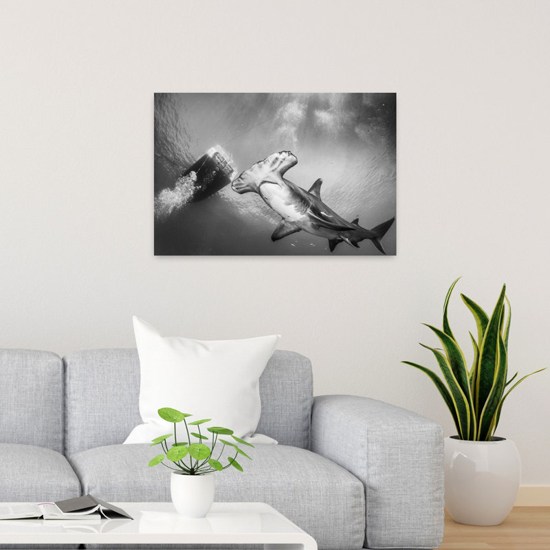 Impression d'art mural Majestic Hammerhead Swim, 24" H x 36" W