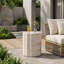 Table d'appoint d'extérieur moderne beige, légère, en béton, résistante aux intempéries, durable et résistante, idéale pour une utilisation intérieure et extérieure.