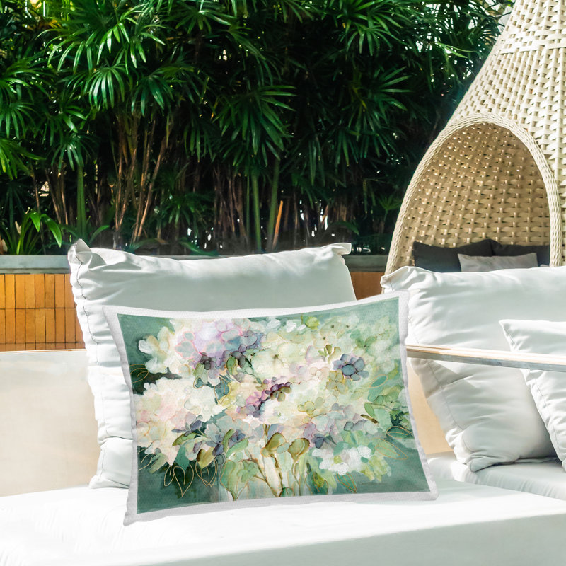 Coussin décoratif d'extérieur à motif de fleurs d'hortensia doré par Carol Robinson