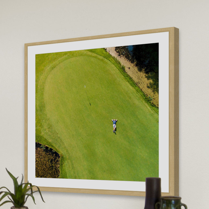 « on the green » par karolis janulis, reproduction d’art encadrée, H 32 po x l 32 po