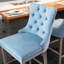 Tabourets de bar rembourrés avec décoration capitonnée à boutons et pieds en bois-506709576-506709579