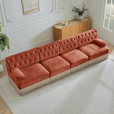 Tissu en velours doux de 135 po, canapé style Chesterfield capitonné, jupe à pampille, conception modulaire combinée, base en bois de qualité supérieure, mousse à haute résistance à haute densité, facile à assembler, pour le salon, brun rouge