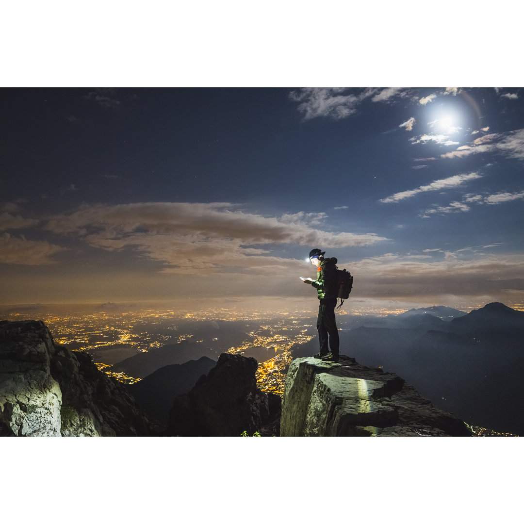 Wanderer checkt dein Gerät oben auf dem Berg by Deimagine - Drucken