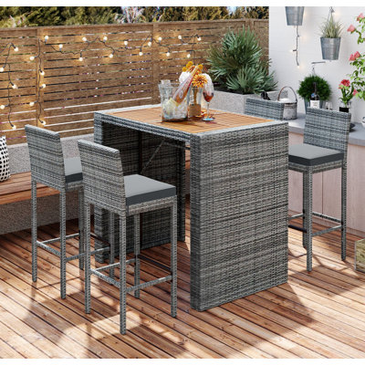 Ensemble de bar d'extérieur 5 pièces avec coussins amovibles, table en bois d'acacia et chaises en osier gris, pieds antidérapants, corde fixe