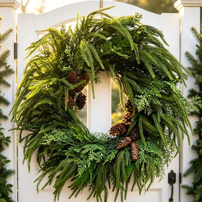 Couronne de Noël de 60 cm pour porte d'entrée, pré-illuminée avec une végétation luxuriante, des pommes de pin naturelles et des lumières blanc chaud. Décoration de porte complète pour une ambiance champêtre, rustique, forestière ou traditionnelle, à utiliser à l'intérieur ou à l'extérieur (sous abri).