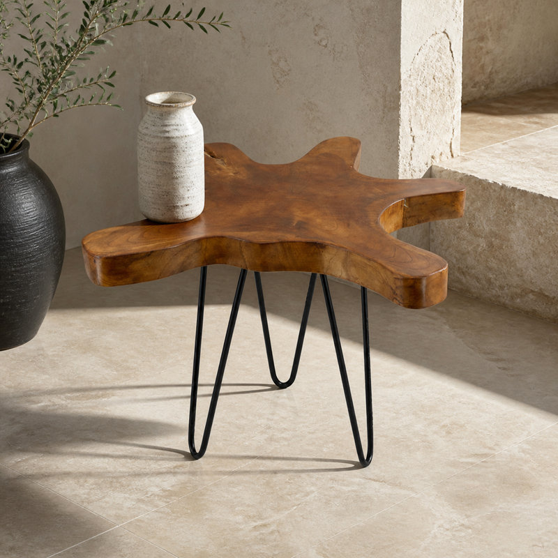 Table d'appoint en teck massif à bords naturels (23,5 x 19,5 x 15,5 po) avec pattes en épingle à cheveux noirs