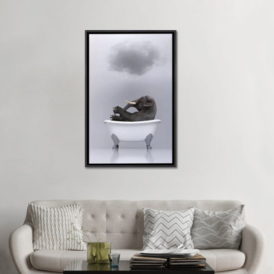 «Elephant Relaxing in the Bath» par Mike Kyiv - reproduction d'art