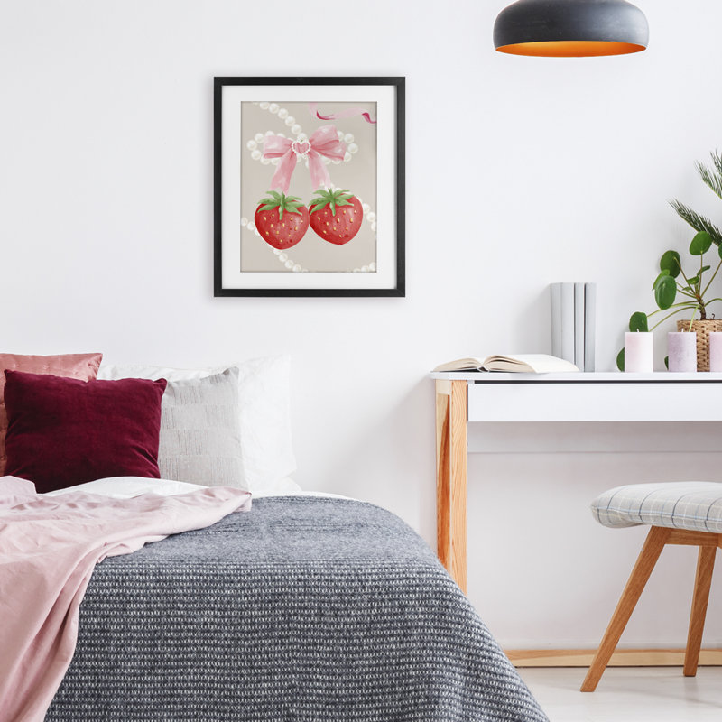 «Feminine Strawberry Pearls», reproduction sous verre encadrée, conception de Jesse Keith, H 21 po x l 17 po