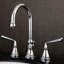 Robinet de salle de bain argenté avec drain-29272715