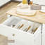 Îlot de cuisine polyvalent avec beaucoup de rangement et accessoires pratiques pour les espaces culinaires