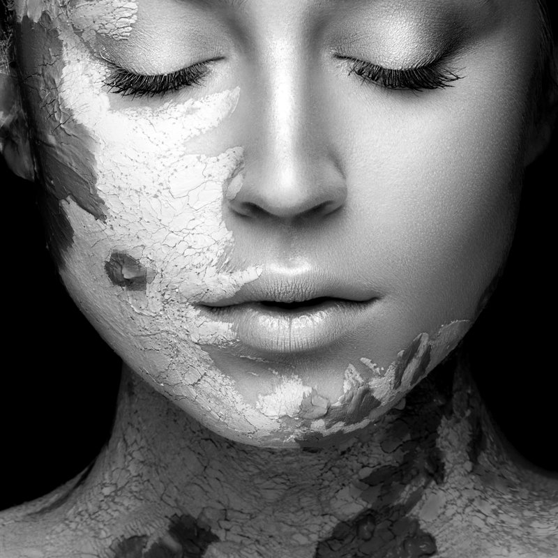 Fille avec un masque d'argile sur toile par Kobrin, H 12 po x l 12 po