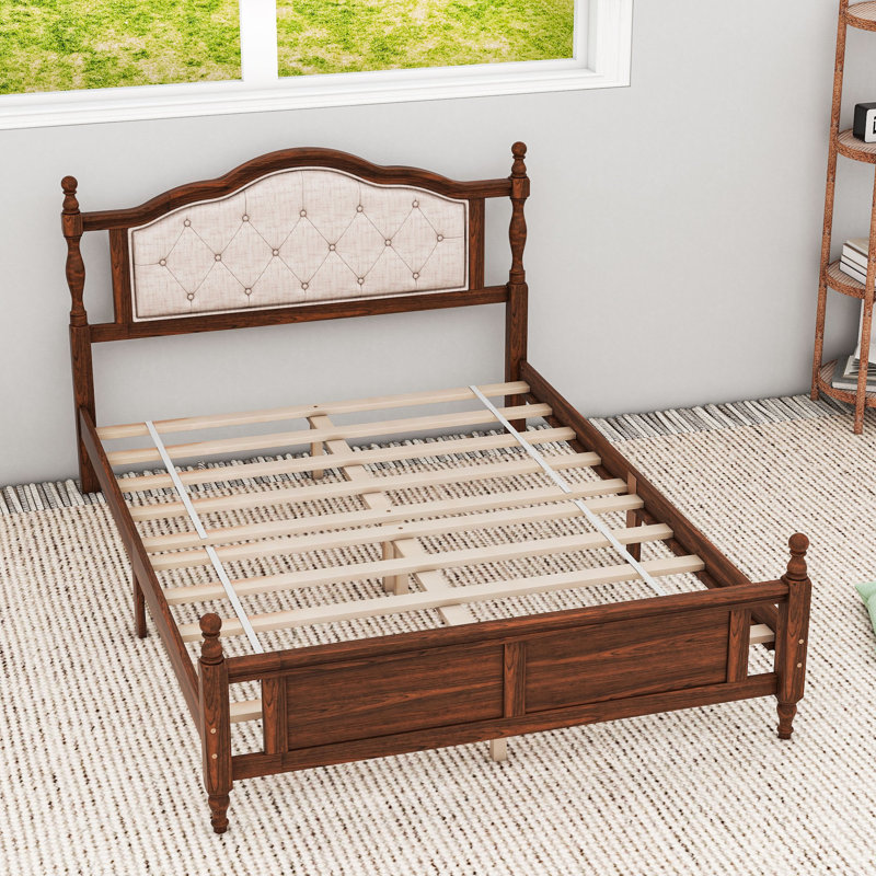 Grand lit plateforme en bois avec tête de lit