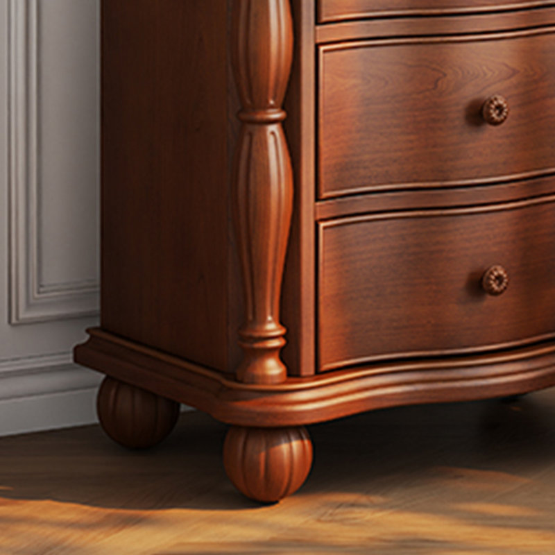 Commode d'appoint en bois de style classique.