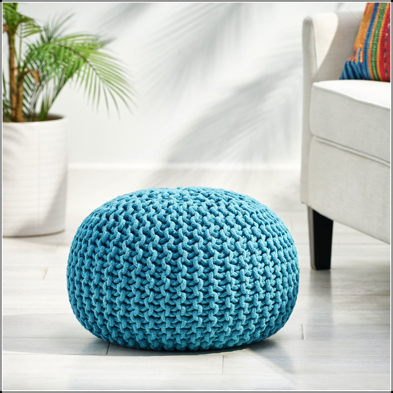 Charmant repose-pieds en tricot doux au design doux, idéal pour la décoration intérieure moderne et polyvalent comme repose-pieds ou siège.