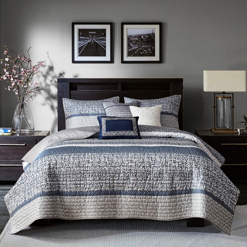 Courtepointe réversible bleu marine / très grand marine avec 6 pièces. . Broderie de coussins décoratifs. Literie lavable à la machine pour un look chic. Pièces. . Détails de broderie.
