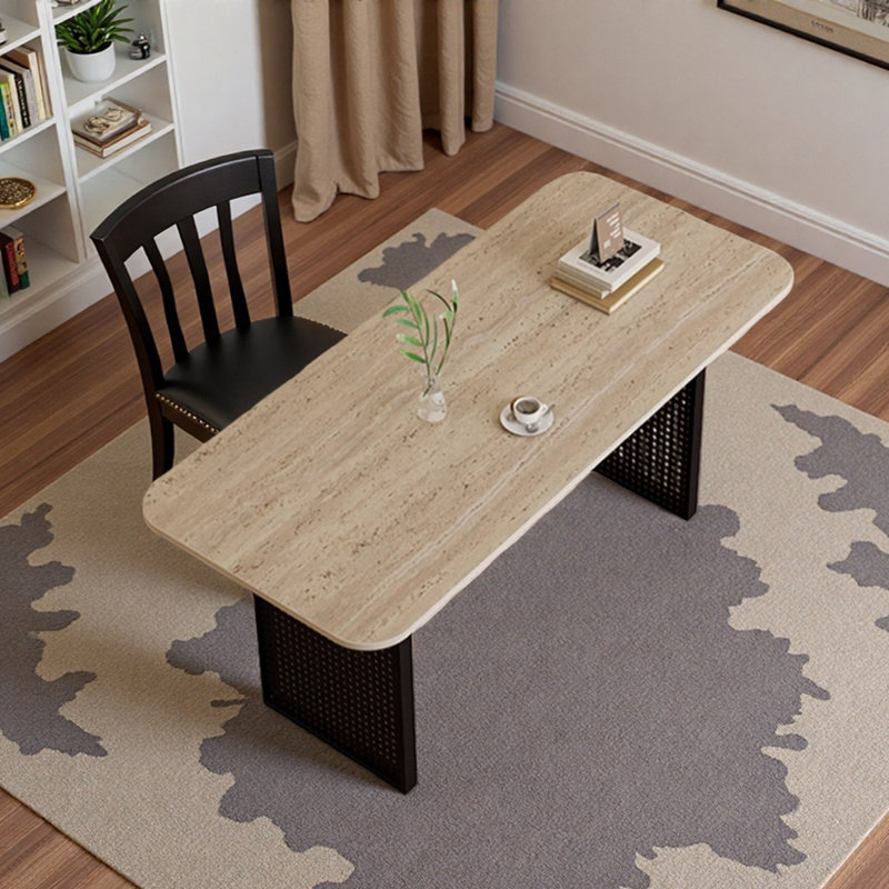 Pupitre beige avec pieds en métal noir, H 29,52 po x l 62,99 po x P 31,49 po