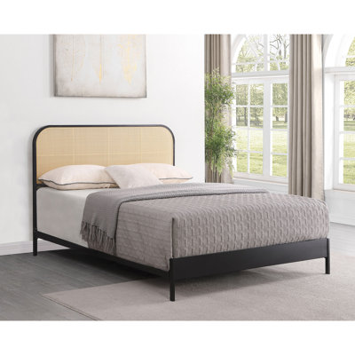Grand lit noir d'inspiration côtière avec tête de lit en canne tissée par radio, lit en métal idéal pour chambre à coucher, tête de lit charmante