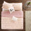Édredon double / grand en rosé avec coussins décoratifs à chevrons métalliques-132971521-132971523