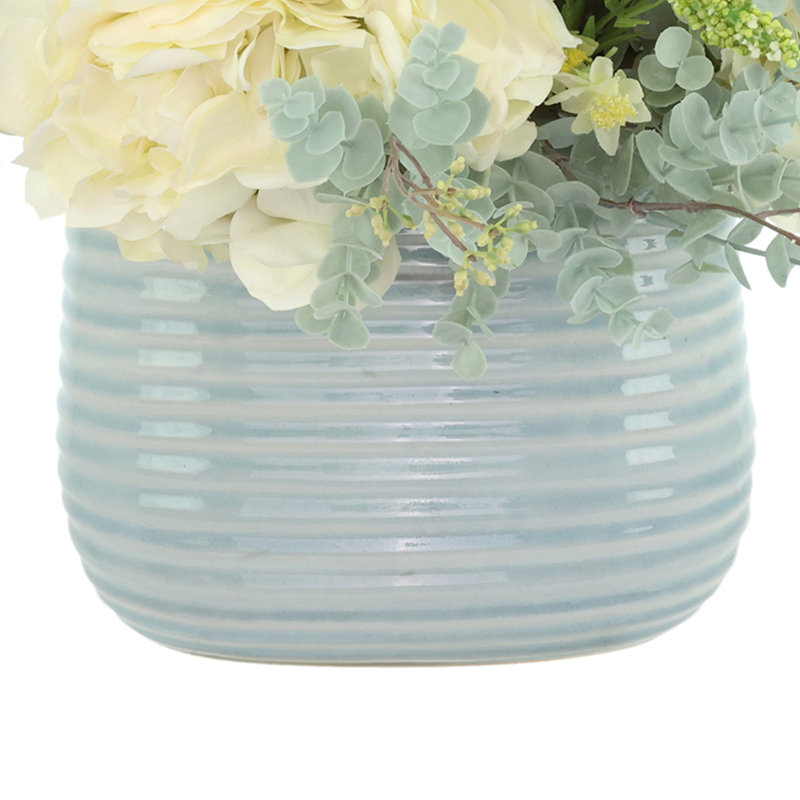 Centre de table printanier avec hortensias, eucalyptus et bruyère