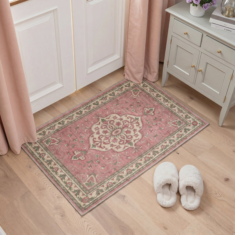 Tapis intérieur floral rose / vert / beige lavable à la machine avec envers antidérapant Abdullah Valorius
