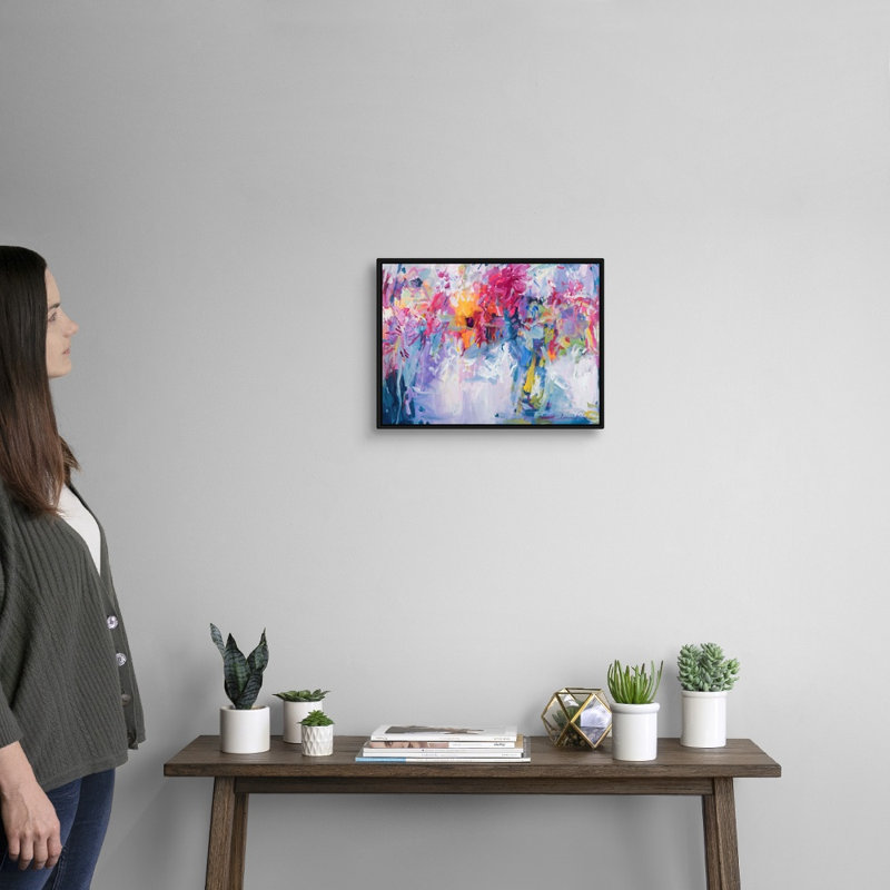 Reproduction d’art sur toile, "fleurs dans ma main" par Amira Rahim, H 14 po x l 18 po x P 1,75 po, Toile avec cadre noir
