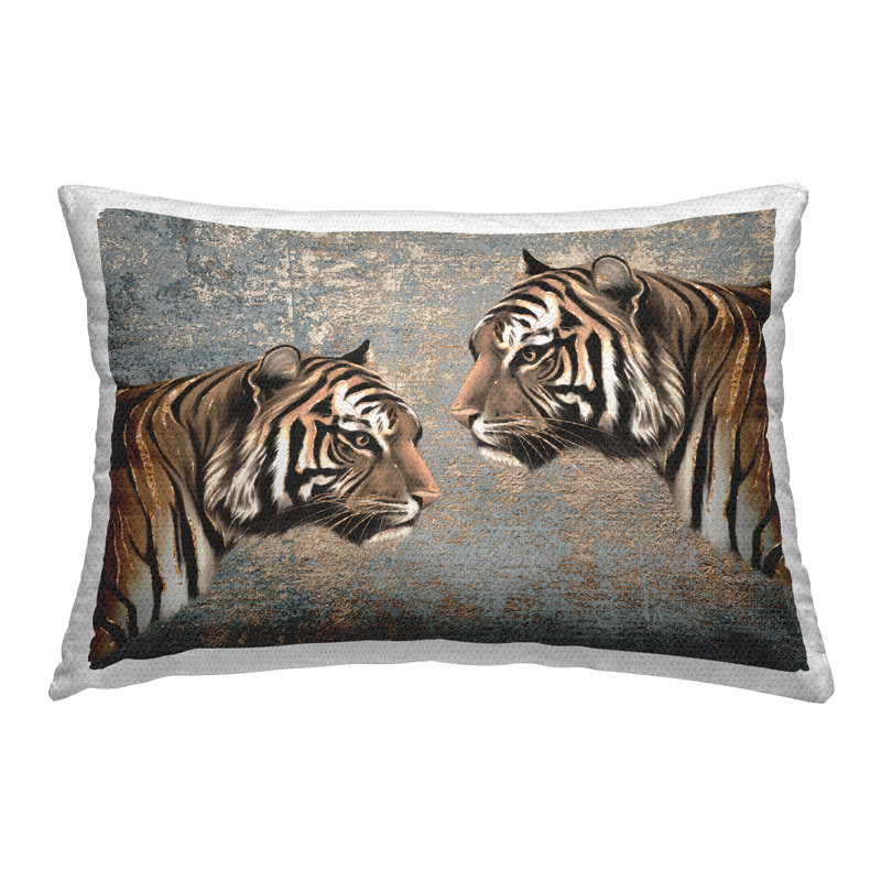 Coussin d'extérieur imprimé miroir en duo tigré par Svetlana Aleynikova