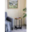 Table d'appoint charmante à plateau supérieur avec base géométrique élégante pour espaces polyvalents