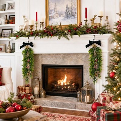 2 pièces feston de Noël en forme de larme de pin avec nœud en velours vert foncé, feston de 23,6 pouces à feuilles persistantes artificielles avec baies rouges dorées et givrées, feston de porte d'hiver pour décoration murale de Noël