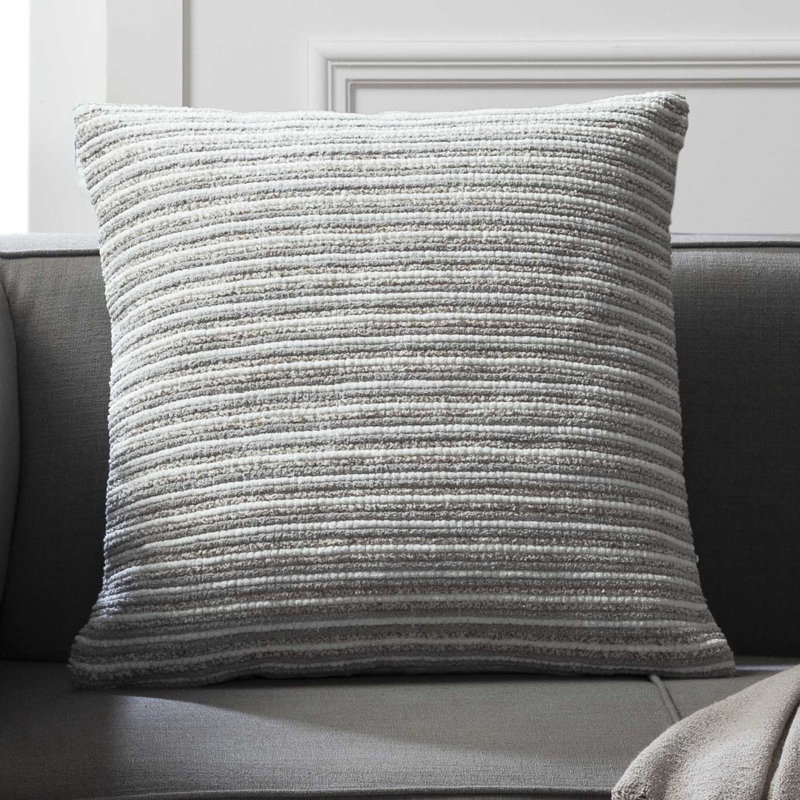 Coussin décoratif à rayures et à boucles Tahari Home, 20 po x 20 po