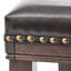 Tabouret brun en cuir brun, soutenu par un bois d'hévéa stable, rehaussé d'une fabrication robuste