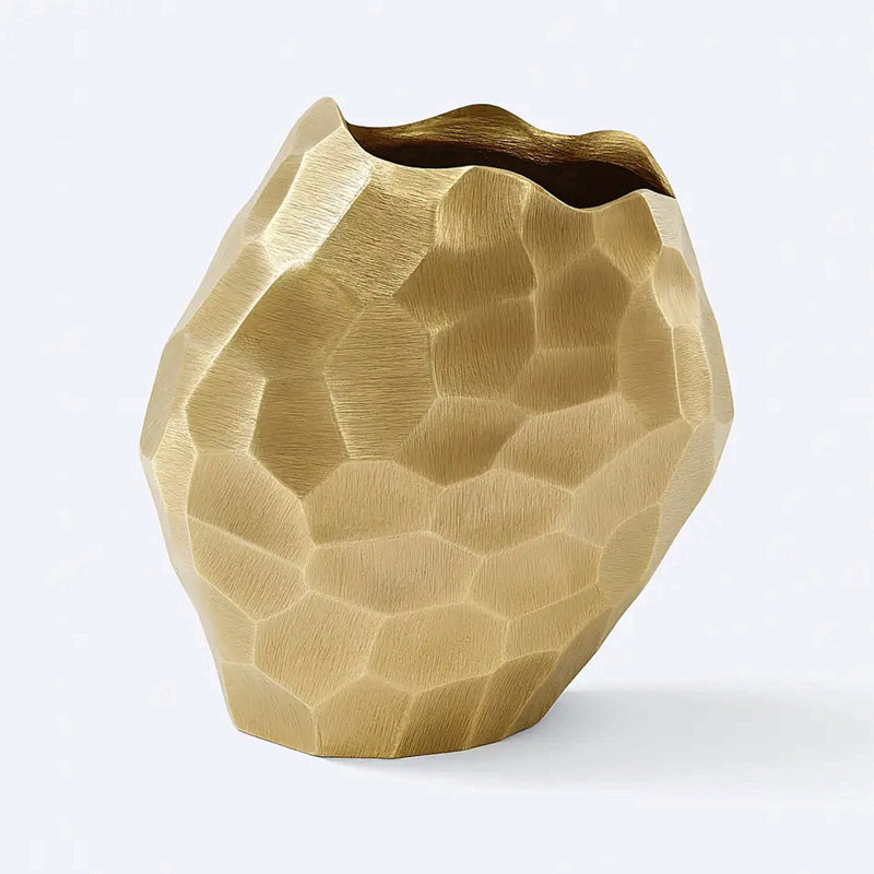 Vase en aluminium doré à facettes