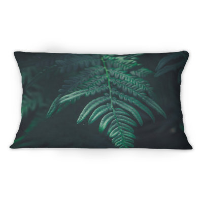 Coussin décoratif imprimé de feuilles de fougère vert foncé foncé sur fond noir V-1