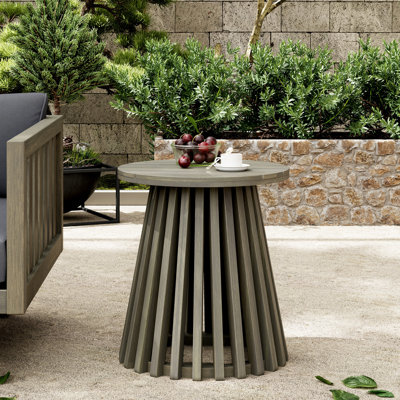 Table d'appoint d'extérieur moderne en bois avec finition grise, 15,54 po de diamètre, support robuste, convient aux canapés modulaires gris de 17,48 po de hauteur, conçue pour une utilisation quotidienne