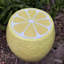 Tabouret jaune citron, sculpture de jardin