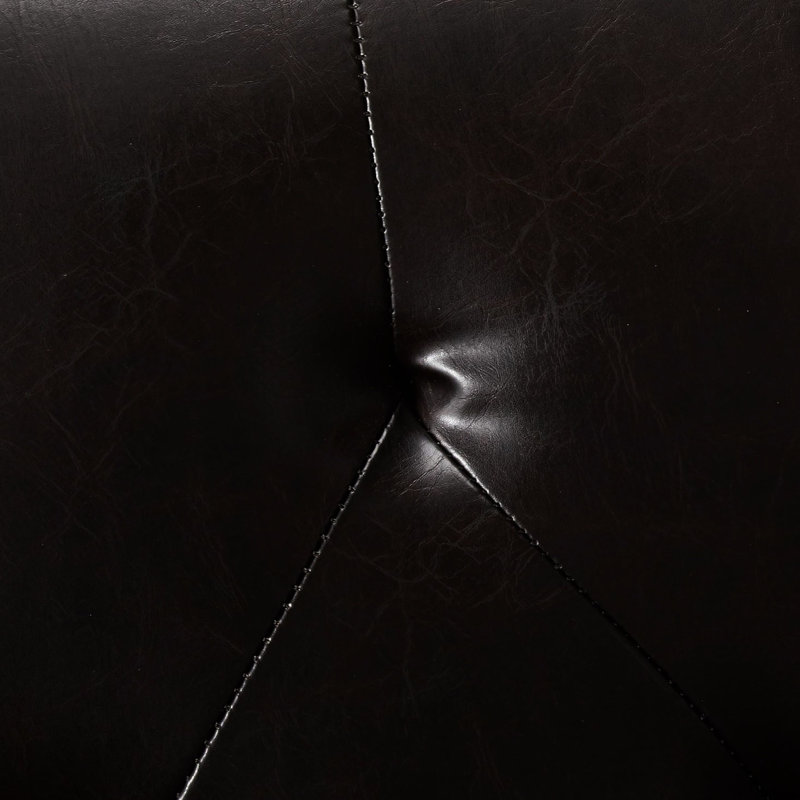 Profitez du confort avec un fauteuil club en cuir reconstitué brun pour un salon moderne