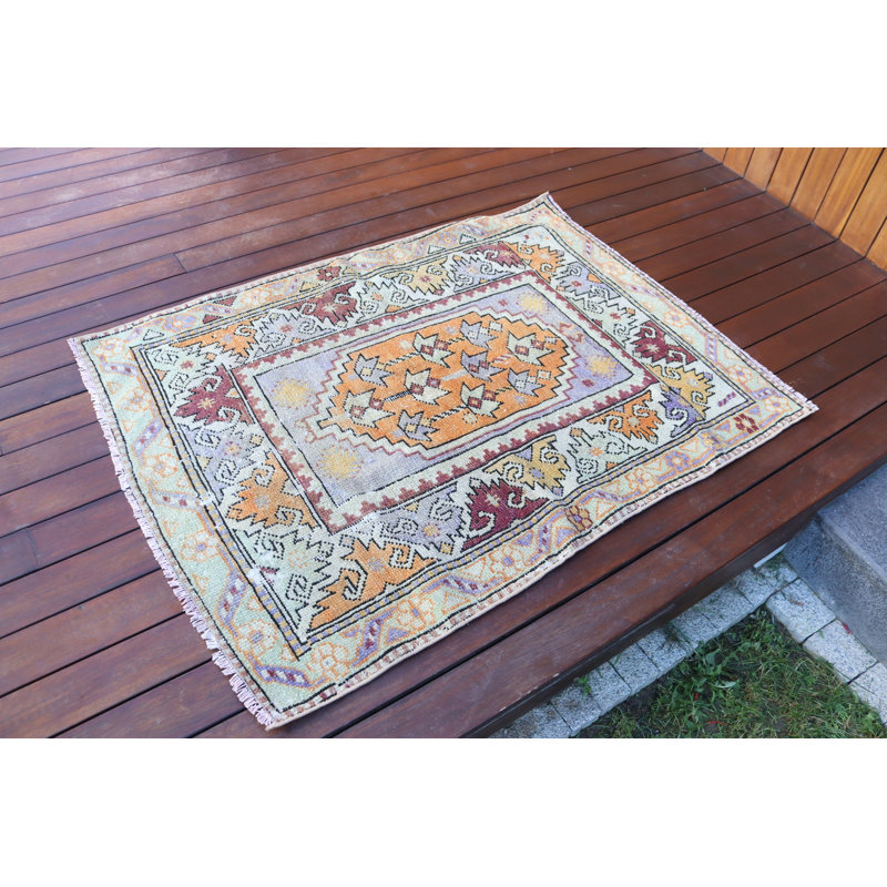 Tapis traditionnel turc avec un motif complexe tissé à la main dans des tons rouge vif et terreux pour une décoration intérieure élégante