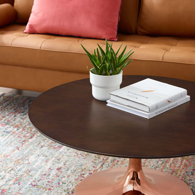 Table basse ronde en marbre artificiel Lippa, Rose, Bois naturel, Noyer cerise
