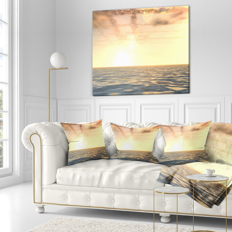 Magnifique seascape de plage avec des nuages sur un coussin lombaire, Carrée 18 po x 18 po