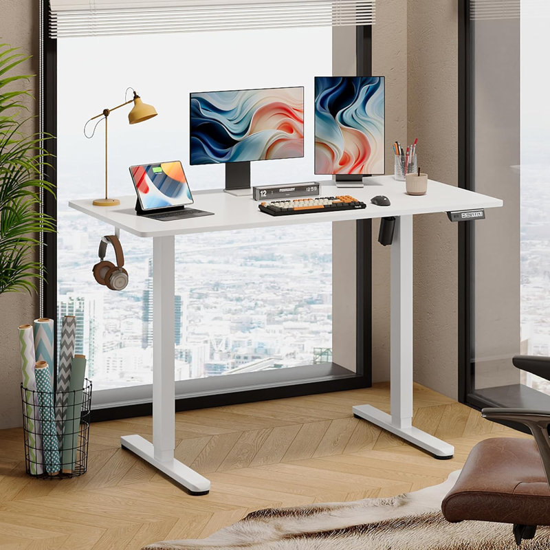 Bureau debout électrique DEVAISE, bureau à hauteur ajustable de 48 po x 24 po pour le bureau personnel, bureau ergonomique assis-debout avec crochet pour casque d'écoute, bureau d'ordinateur à 3 préréglages de mémoire, blanc